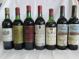 plusieurs bouteilles de vin sont alignées sur une table