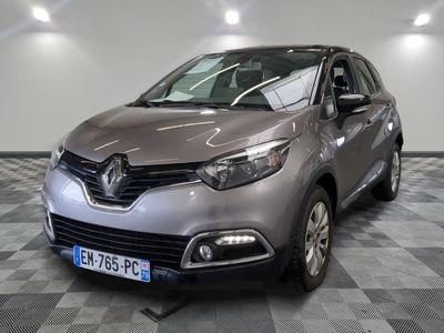 vue de face d'une voiture grise garée sur un sol à damier