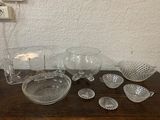 une table sur laquelle se trouvent de nombreux objets en verre
