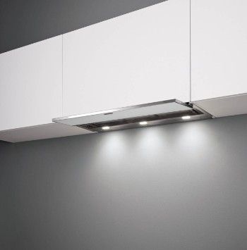 une photo d'une cuisine moderne avec des placards blancs et des appareils électroménagers en acier inoxydable
