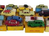 tout un tas de petites voitures posées sur une boîte