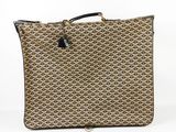 un sac Goyard marron et noir sur fond blanc