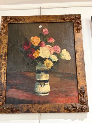 une peinture de fleurs dans un vase accrochée au mur