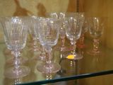 de nombreux verres à vin posés sur une étagère en verre dans une pièce