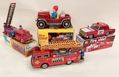 On voit sur cette photo de nombreux types différents de camions de pompiers miniatures.