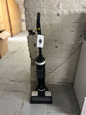 un aspirateur noir et blanc dans un coin de la pièce