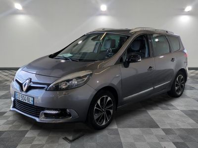 la photo d'une voiture argentée garée dans une salle d'exposition