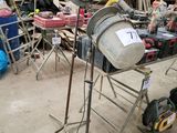 une photo d'une pièce encombrée de bric-à-brac