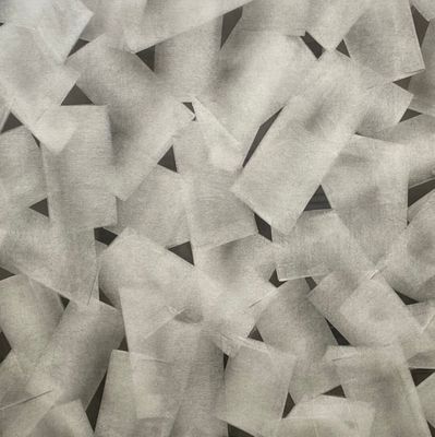 un gros plan sur une pile de papier toilette posée sur une table