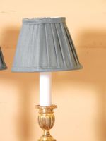 PAIRE DE FLAMBEAUX de style Louis XVI en bronze ciselé et do… (photo 5)