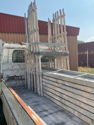 un camion garé devant un bâtiment