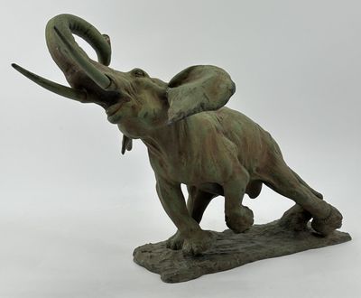 Eléphant attaché à une souche. Sculpture en bronze à patine …