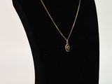gros plan d'un collier sur un mannequin sur fond blanc