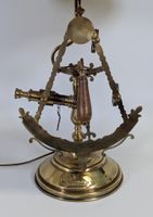 Lampe de chevet en laiton doré, verre et bois tourné, marqué… (photo 2)