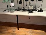 un grand nombre de lampes posées sur une table