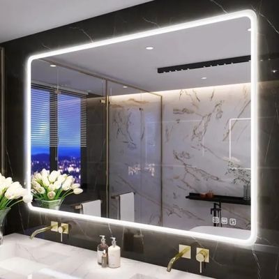un grand miroir au-dessus d'un lavabo dans une salle de bains