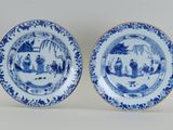 une paire d'assiettes bleues et blanches ornées de motifs