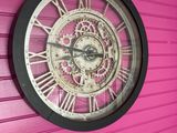 une horloge qui se trouve sur le mur d'un bâtiment