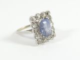 gros plan d'une bague en saphir bleu et diamant sur fond blanc