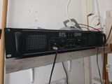 a picture of a speaker system on a shelf