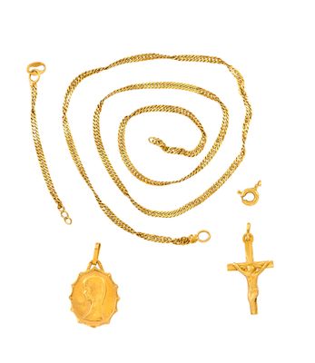 un collier en or et une croix avec une chaîne en or sur fond blanc