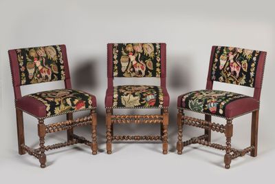 trois chaises avec une assise rembourrée à motifs floraux et un piètement en bois