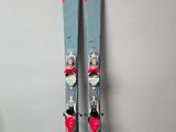 une paire de skis appuyée contre un mur