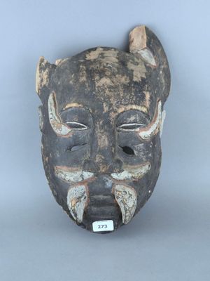 une image représentant un masque en bois sur fond gris