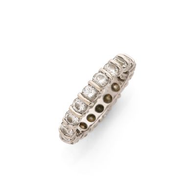 une bague « éternité » en diamant et or blanc