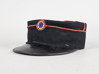 une image représentant un chapeau noir avec un cordon rouge autour du bord