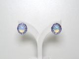 une paire de boucles d'oreilles en oplite et diamants, présentée sur un socle blanc