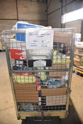 un chariot contenant de nombreuses caisses de denrées alimentaires dans un entrepôt