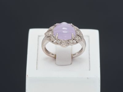 Gros plan sur une bague contenant une pierre violette