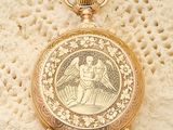 une image représentant une montre de poche en or sur laquelle figure le portrait d'une femme