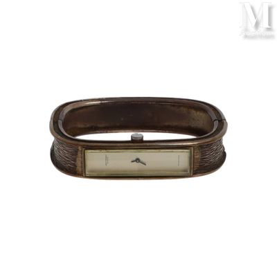 une photo d'un bracelet sur lequel est posée une montre