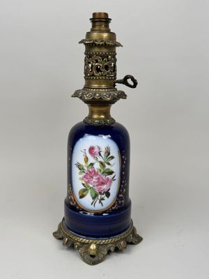un vase bleu et doré orné de fleurs