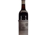 une bouteille de vin posée sur une table