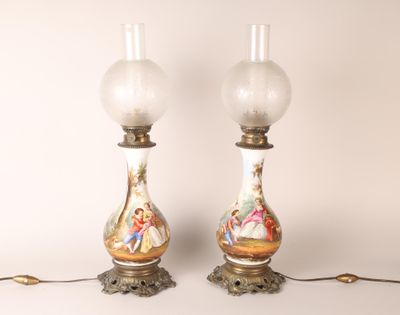 two lamps that are sitting on a table