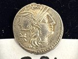 un gros plan d'une pièce de monnaie posée sur une feuille de papier blanc