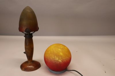 une pomme posée à côté d'une lampe sur une table