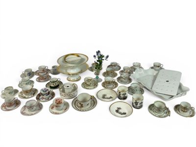de nombreux types de plats et de tasses sur la table