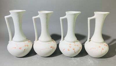 quatre vases alignés sur une table