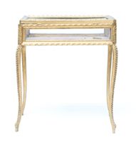 Vitrine en bois sculpté et doré de forme rectangulaire repos… (photo 4)
