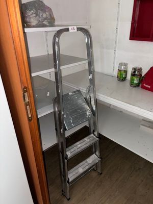 une échelle appuyée contre un mur dans une pièce