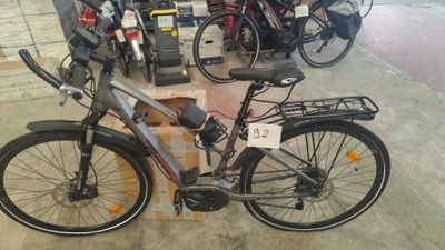 un vélo garé dans une pièce avec d'autres vélos