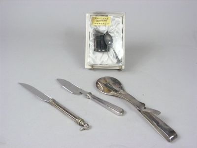 un service d'argenterie comprenant un couteau, une fourchette et une cuillère