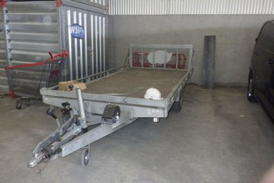 une photo d'une remorque dans un garage