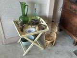 un plateau sur lequel est posé un vase vert