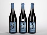 trois bouteilles de vin posées sur une table