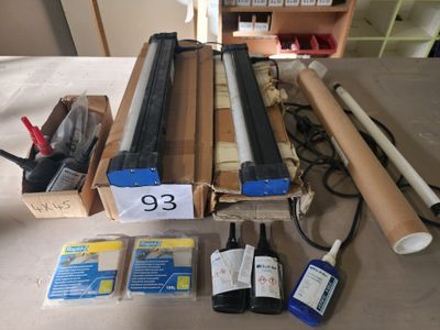 un grand nombre d'objets posés sur une table